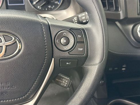 Used 2018 Toyota RAV4 LE FWD image 17