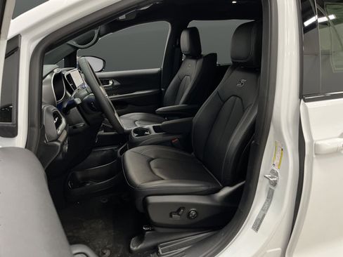 New 2026 Chrysler Pacifica Select AWD/4WD image 4