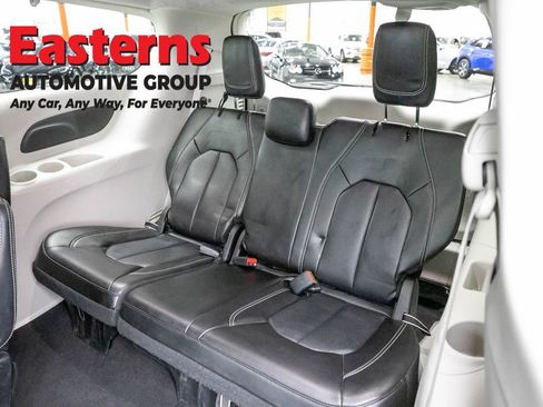 Used 2023 Chrysler Pacifica Touring-L FWD image 23