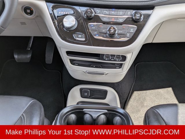 Certified 2022 Chrysler Pacifica Touring-L w/ Uconnect Theater Family Group FWD image 18