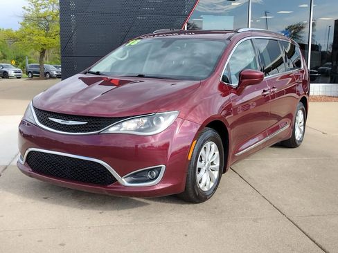 Used 2018 Chrysler Pacifica Touring-L Plus FWD image 1