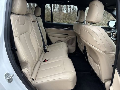 Used 2024 Jeep Grand Cherokee Limited image 30