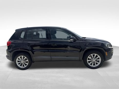 Used 2017 Volkswagen Tiguan Limited w/ Alloy Wheels Package FWD image 4