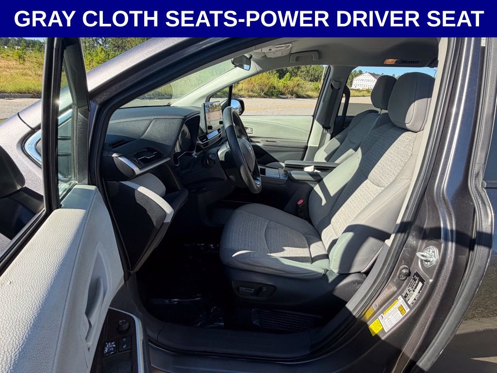 Used 2023 Toyota Sienna LE FWD image 2