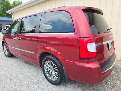 Used 2014 Chrysler Town & Country Touring-L w/ Driver Convenience Group FWD image 9
