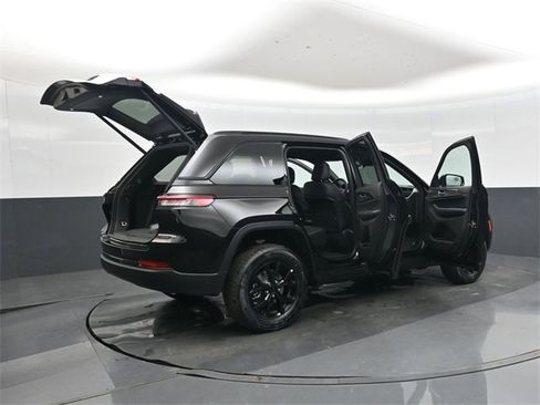 New 2025 Jeep Grand Cherokee Altitude image 44