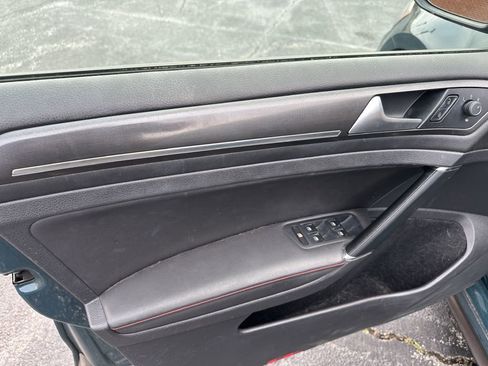 Used 2018 Volkswagen Golf S image 17