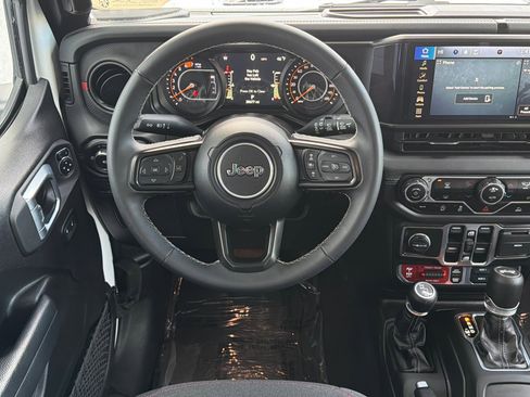 Used 2025 Jeep Wrangler Unlimited Rubicon image 13