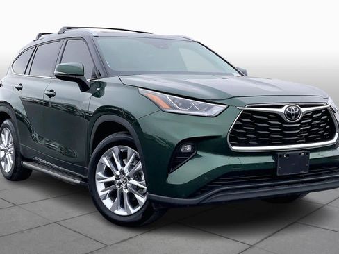 Used 2023 Toyota Highlander Limited image 3
