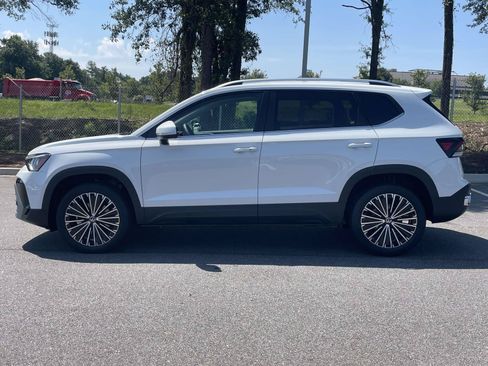 New 2026 Volkswagen Taos SE FWD image 4