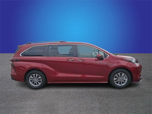 Used 2023 Toyota Sienna XLE image 3