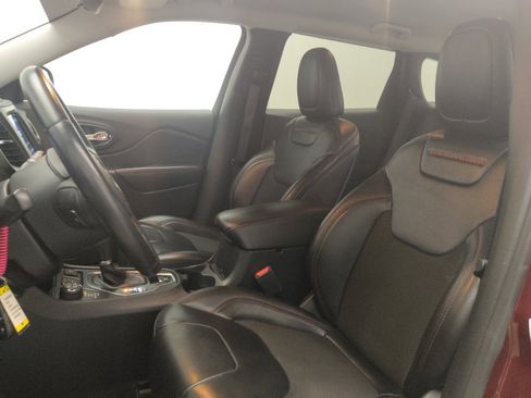 Used 2019 Jeep Cherokee Trailhawk AWD/4WD image 17