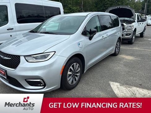 Used 2024 Chrysler Pacifica Limited FWD image 3