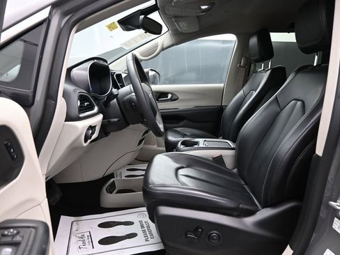 Used 2023 Chrysler Pacifica Touring-L FWD image 9