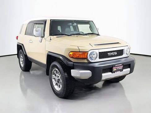 Used 2013 Toyota FJ Cruiser 4WD w/ Upgrade Pkg image 2