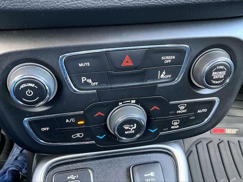 Used 2020 Jeep Compass Latitude image 31