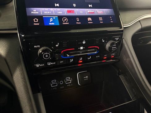 Certified 2024 Jeep Grand Cherokee Limited AWD/4WD image 18
