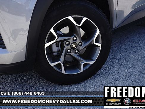 Certified 2025 Chevrolet Trax LT w/ Driver Confidence Package FWD image 39