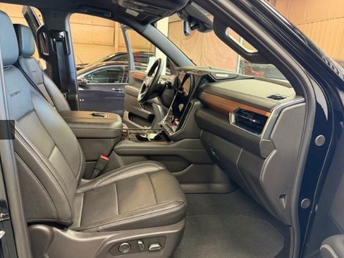 Used 2025 GMC Yukon XL Denali AWD/4WD image 8