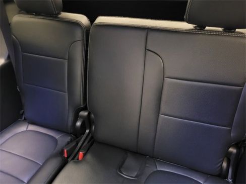 Used 2022 Chevrolet Traverse LT image 9