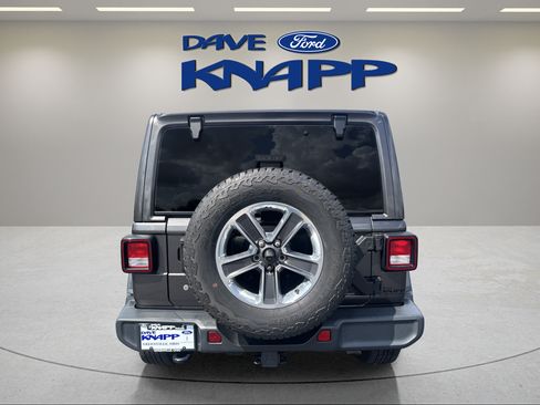 Used 2018 Jeep Wrangler Unlimited Sahara AWD/4WD image 6
