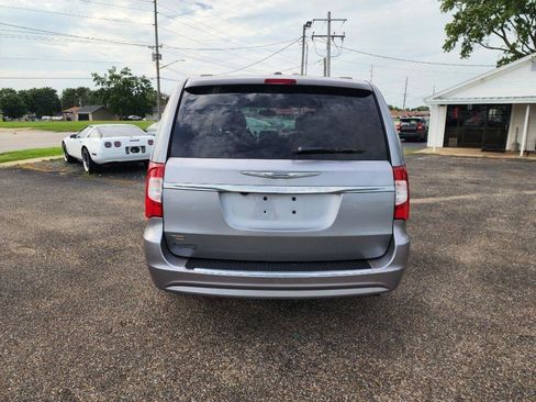 Used 2014 Chrysler Town & Country Touring FWD image 6