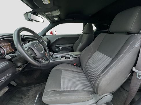 Used 2015 Dodge Challenger SXT image 12