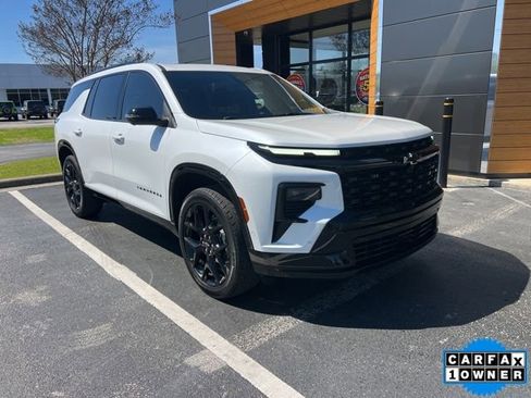 Used 2025 Chevrolet Traverse RS image 1