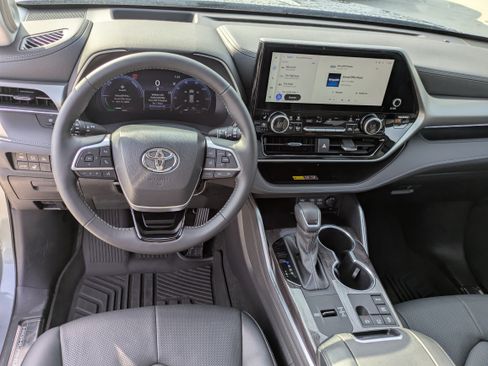 Certified 2026 Toyota Highlander Platinum AWD/4WD image 17