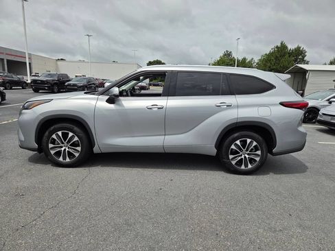 Used 2022 Toyota Highlander XLE FWD image 4
