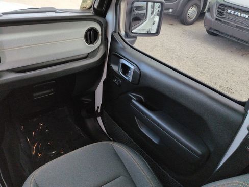 Used 2025 Jeep Gladiator Sport AWD/4WD image 16