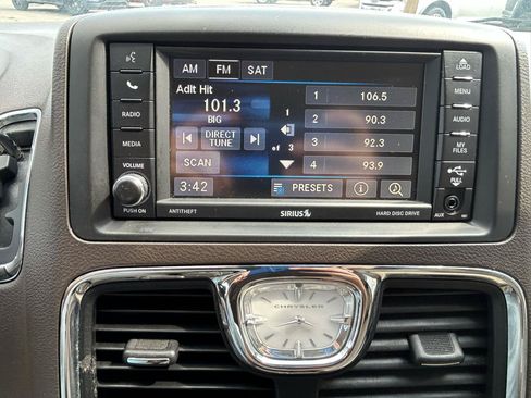Used 2016 Chrysler Town & Country Touring w/ Driver Convenience Group FWD image 20