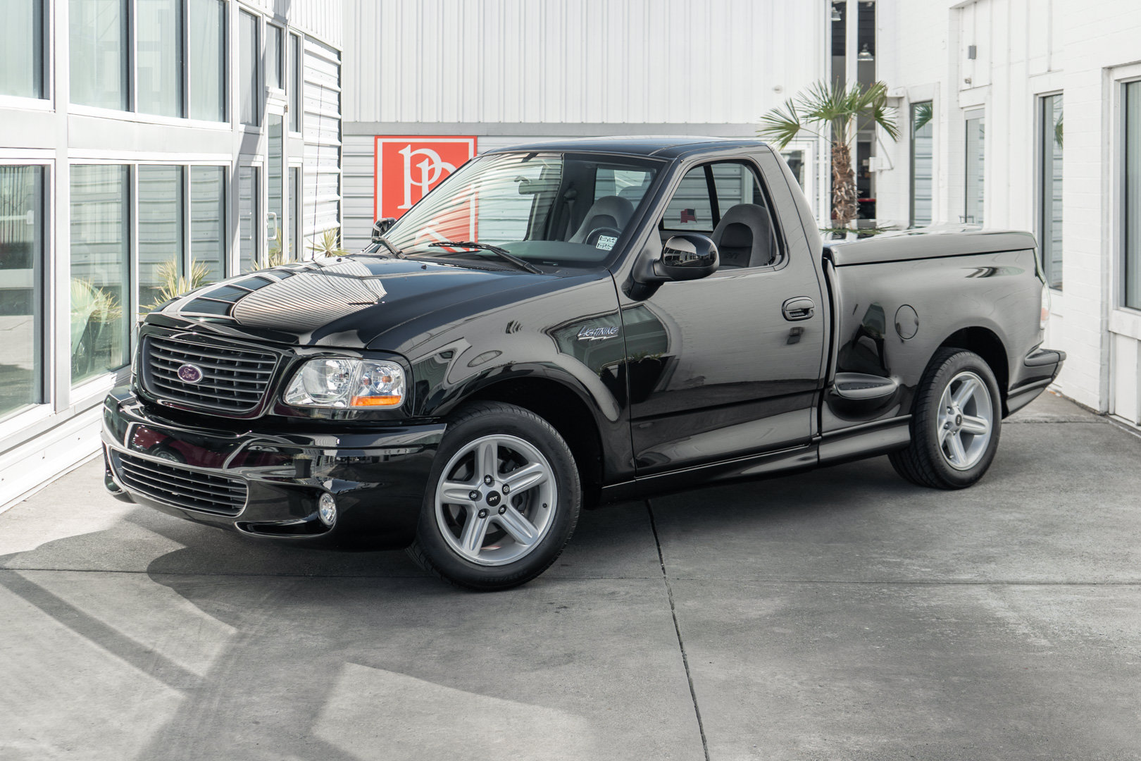 Used 2004 Ford F150 Lightning RWD image 2