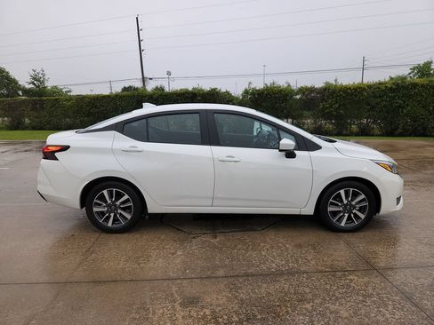 Used 2025 Nissan Versa SV FWD image 4