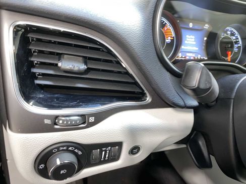 Used 2020 Jeep Cherokee Limited image 24