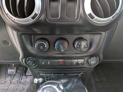 Used 2017 Jeep Wrangler Rubicon AWD/4WD image 24