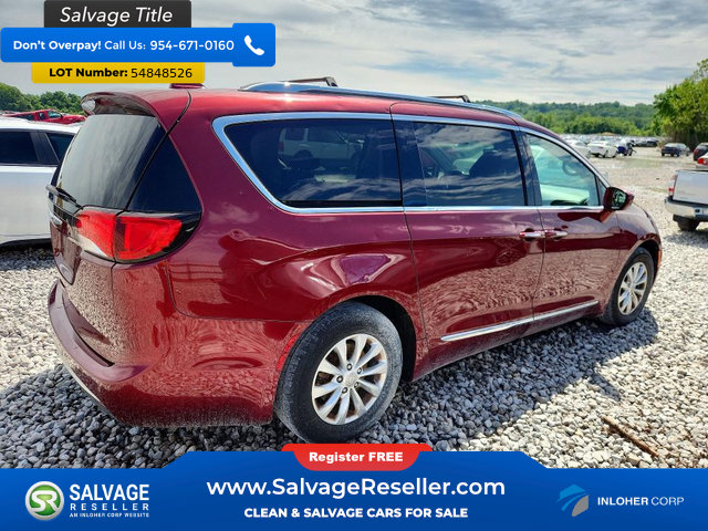 Used 2018 Chrysler Pacifica Touring-L FWD image 4