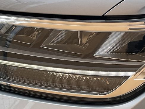 Used 2022 Volkswagen Tiguan SE R-Line AWD/4WD image 11