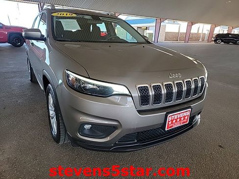 Used 2019 Jeep Cherokee Latitude w/ Cold Weather Group image 5