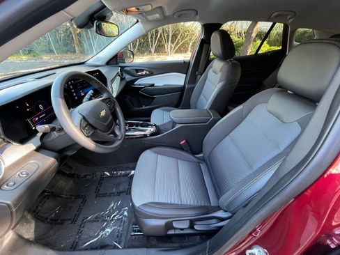 Used 2025 Chevrolet Trax LT image 24