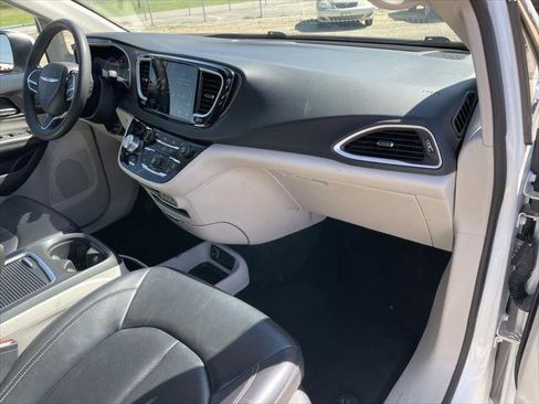 Used 2023 Chrysler Pacifica Touring-L FWD image 53