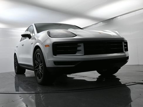 Certified 2025 Porsche Cayenne E-Hybrid Coupe w/ Premium Package Plus image 55