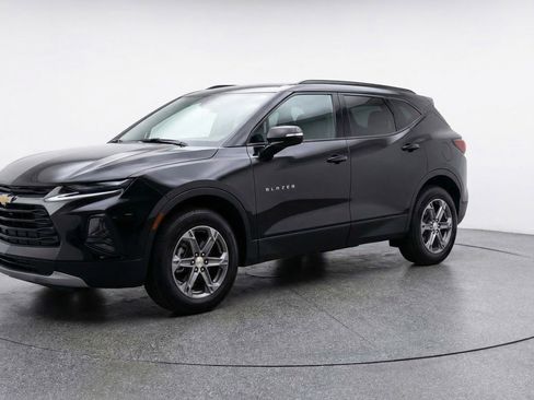 Used 2025 Chevrolet Blazer LT image 3