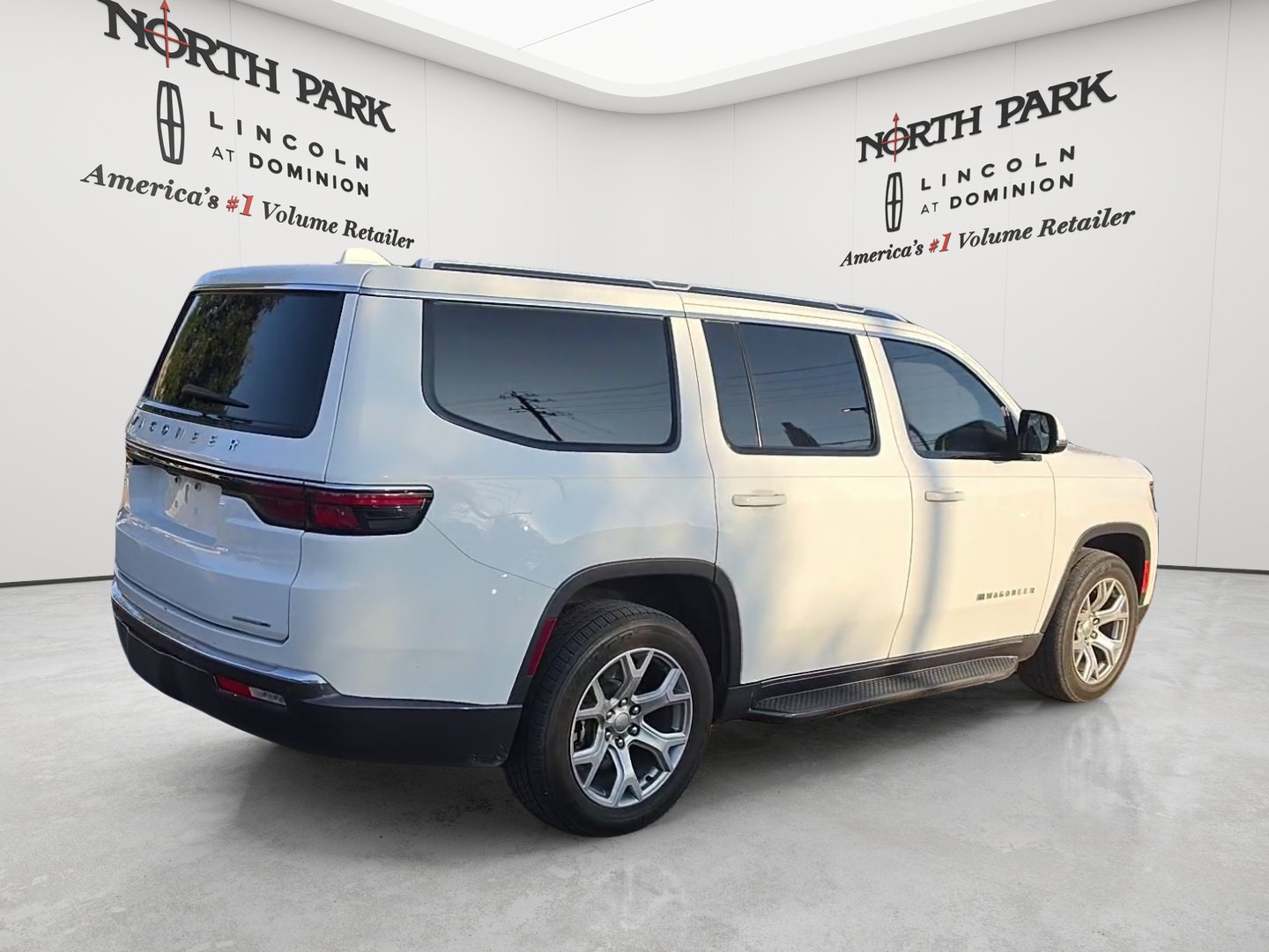 Used 2022 Jeep Wagoneer Series II AWD/4WD image 5