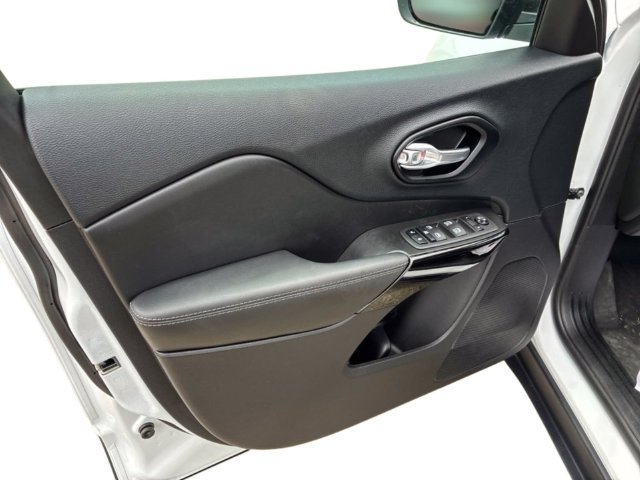 Used 2023 Jeep Cherokee Altitude Lux w/ Mopar Interior Package AWD/4WD image 19