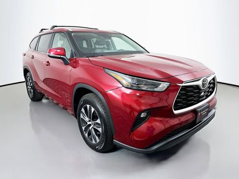 Used 2025 Toyota Highlander XLE image 3