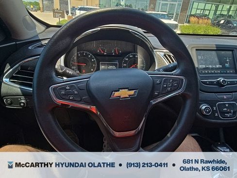 Used 2017 Chevrolet Malibu LT FWD image 7
