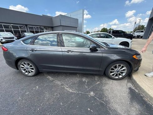Used 2017 Ford Fusion SE w/ Fusion SE Technology Package FWD image 4