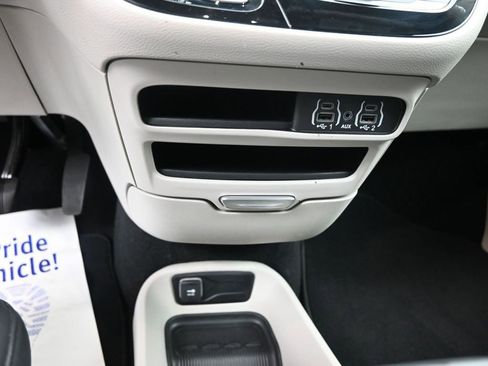 Used 2024 Chrysler Pacifica Touring-L FWD image 11