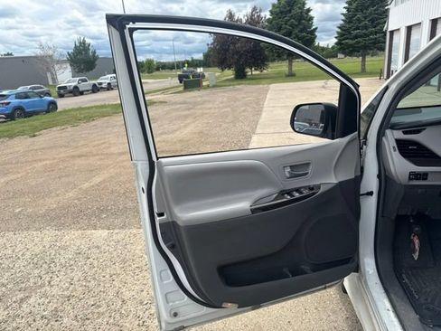 Used 2018 Toyota Sienna XLE Premium FWD image 23